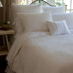 Quilts & Matelasses<Taylor Linens Grace Egg-Shell White Quilt